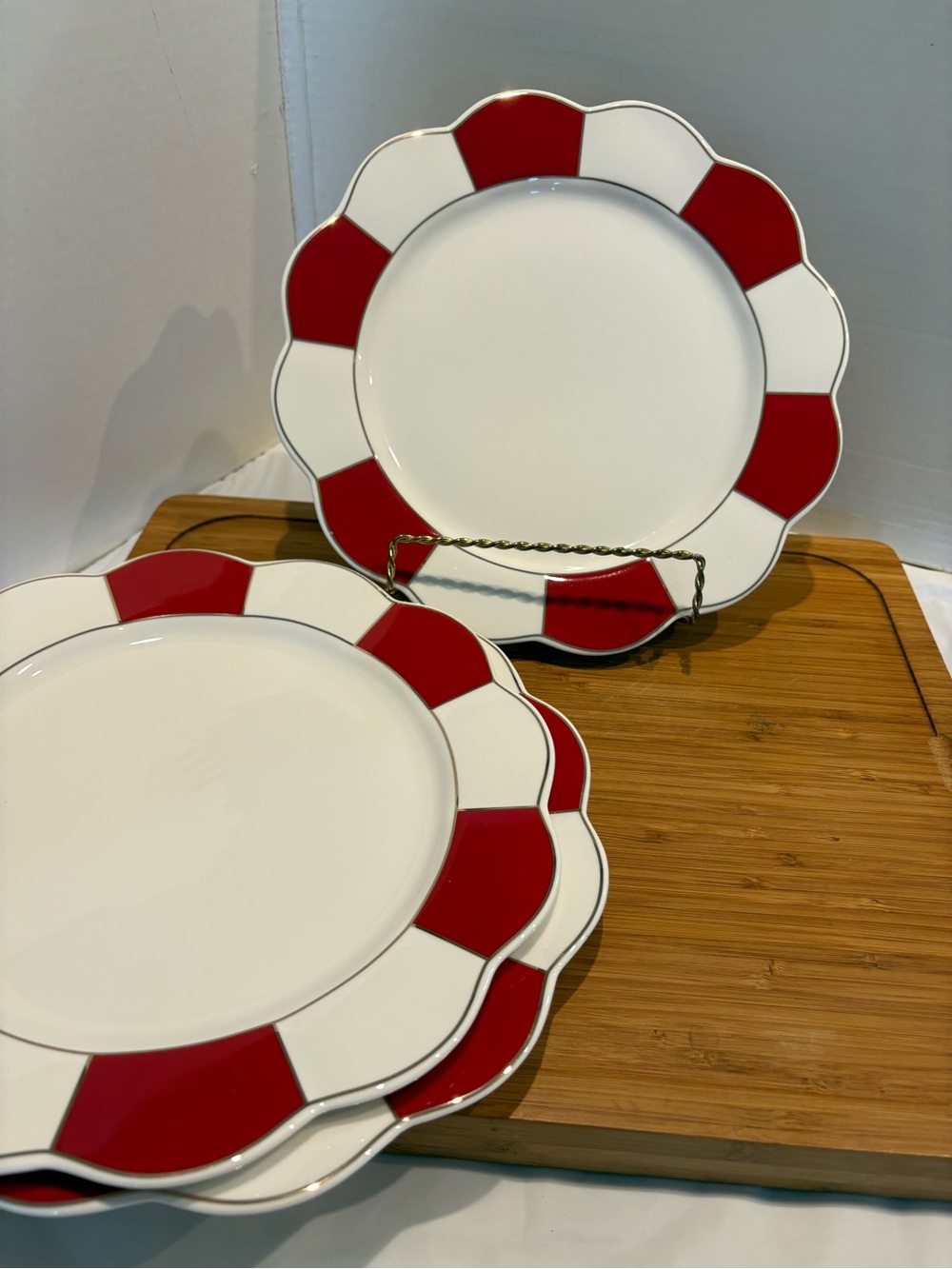 Grace Red and White Scalloped Rim Dinner Plates Set of 3 Mint - Picture 2 of 9